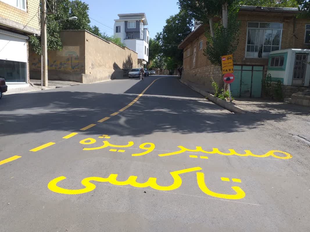 گزارش تصویری ازرنگ آمیزی سرعتکاهها و خطوط عابر پیاده توسط سازمان حمل ونقل همگانی شهر تکاب