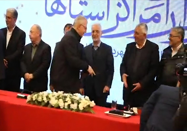 تجلیل وزیر کشور از مدیرعامل اتحادیه سازمان‌های مدیریت حمل‌ونقل شهرداری‌های کشور همزمان با روز ملی حمل‌ونقل